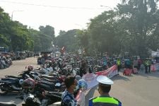 Ratusan Buruh Gelar Demo, Blokade Jalan, Sampaikan 3 Tuntutan - JPNN.com Banten