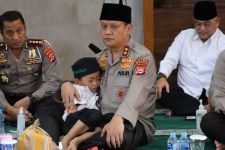 Bocah Itu Tertidur Nyenyak di Pangkuan Kapolda Banten Irjen Rudy Heriyanto - JPNN.com Banten