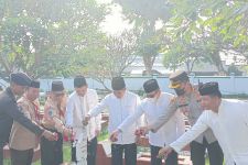 Berbaju Putih, Pegawai Pemkot Serang Ziarah Kubur di Taman Makam Pahlawan - JPNN.com Banten