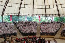 Ratusan Pelajar Banten Bangga Ikut Gerakan Pembagian 10 Ribu Bendera Merah Putih - JPNN.com Banten