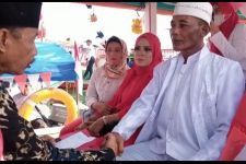 Disaksikan Laut dan Seisinya, Bambang Menikahi Lilis di Atas Perahu - JPNN.com Banten