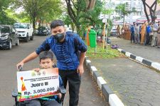 Bocah Tunadaksa Dapat Hadiah dari Wako Serang, Ini Prestasinya - JPNN.com Banten