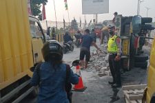 Truk Bermuatan Hebel Tabrak Pembatas Jalan di Cikupa Tangerang - JPNN.com Banten