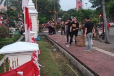 Pasar Mau Digusur, Pedagang Lempari Sayuran Busuk ke Kantor Bupati Serang - JPNN.com Banten