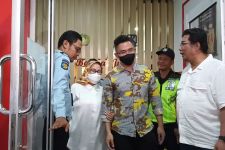 Ratu Atut Menggandeng Pria Saat Wajib Lapor di Bapas - JPNN.com Banten