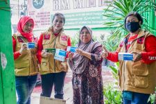 Baguna PDIP Tangsel Bagikan Sembako & Produk Kesehatan - JPNN.com Banten