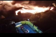 Petir Menyambar, Duar! Pabrik Plastik di Tangerang Terbakar - JPNN.com Banten