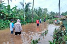 Sungai Cikalumpang Meluap, Puluhan Rumah Terendam Banjir - JPNN.com Banten