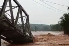 Jembatan Sungai Cimandur Putus Diterjang Banjir - JPNN.com Banten
