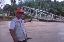 Jembatan Cimancak Putus, Banyak Anak Tidak Bisa Sekolah  - JPNN.com Banten