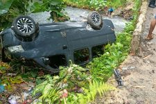 Mobil Berpenumpang 13 Siswa MTsN 2 Pandeglang Terguling, 2 Orang Tewas - JPNN.com Banten