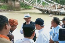 Ridwan Kamil Bantu Warga Lebak Korban Banjir, Bawa Pesan dari 50 Juta Warga Jabar - JPNN.com Banten
