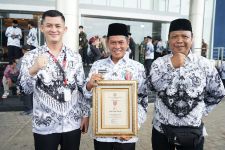 Peduli dengan Dunia Pendidikan, Wako Serang Diganjar Penghargaan dari PGRI - JPNN.com Banten