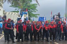 Buruh Kompak Demo di Kantor Gubernur Banten Tuntut Kenaikan UMK - JPNN.com Banten