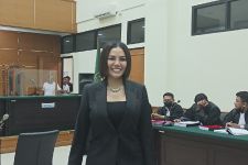 Nikita Mirzani Kenakan Pakaian Serbahitam di Persidangan, Maknanya Bikin Merinding - JPNN.com Banten