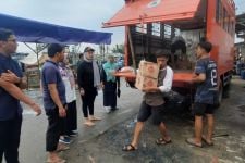 Tak Melaut Akibat Cuaca Buruk, Nelayan di Tangerang Disuplai Sembako - JPNN.com Banten