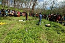 2 Mayat Pria Tergeletak di Kebun Karet Lebak, Muka Hancur - JPNN.com Banten