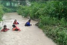 Bermain di Pinggir Sungai, Bocah di Cilegon Terbawa Arus Kencang - JPNN.com Banten