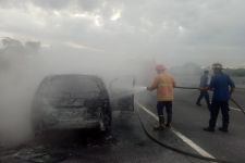 Mobil Anggota TNI Hangus Terbakar di Tol Tangerang-Merak - JPNN.com Banten