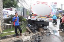 Truk Tangki Seruduk 5 Motor di Tangerang, Mayat Bergelimpangan - JPNN.com Banten