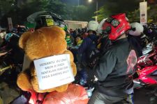 Kocak, Pria Ini Mudik Bareng Boneka Beruang karena Pacar Naik Travel - JPNN.com Banten