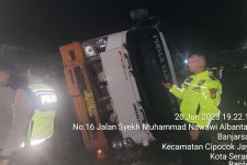 Truk Tronton Urukan Tanah di Serang Terguling Menimpa 3 Orang, 2 Tewas Tertimbun - JPNN.com Banten