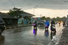 Prakiraan Cuaca Hari Ini, BMKG: Waspada Hujan Lebat, Petir, dan Angin Kencang - JPNN.com Banten