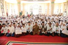 Pemkot Serang & Baznas Salurkan Beasiswa Buat Pelajar SD-SMP, Sebegini Totalnya - JPNN.com Banten