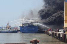 Korban Kebakaran Kapal Mutiara Berkah I Bertambah, Api Belum Padam - JPNN.com Banten