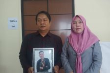 Adik Meninggal Dunia, Kakak Mewakili Wisuda di Universitas Banten Jaya - JPNN.com Banten