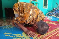 Sujud Syukur dan Tangis Muhyani Setelah Jaksa Stop Kasusnya - JPNN.com Banten