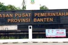 Spanduk Prabowo-Gibran Terpampang di Pagar Kantor Pemprov Banten - JPNN.com Banten