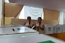 Pj Gubernur Banten Mencoblos di TPS 05 Kota Serang - JPNN.com Banten