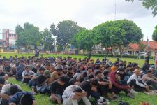 Ratusan Remaja Serang Polisi Pakai Petasan - JPNN.com Banten
