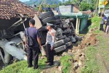 Truk Molen Timpa Rumah Warga Serang, 4 Orang Dilarikan ke Rumah Sakit - JPNN.com Banten