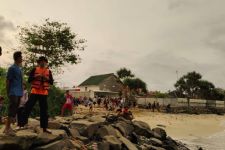 Asyik Berenang, 2 Warga Jakarta Hilang di Pantai Karang Seke Lebak - JPNN.com Banten