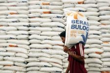 Tekan Inflasi, Bulog Samarinda Salurkan Bantuan 714,89 Ton Beras untuk 6 Daerah di Kaltim - JPNN.com Kaltim