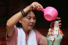 Sambut Tahun Baru Imlek, Sejumlah Patung Dewa & Dewi di Vihara Dhanagun Mulai Dibersihkan - JPNN.com Jabar