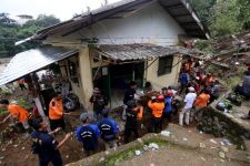 2 Jasad Korban Longsor di Perlintasan KA Pangrango Ditemukan, Salah Satunya Balita Berusia 5 Tahun - JPNN.com Jabar