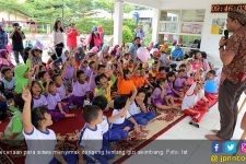 Hibur Anak-anak Yatim Piatu Korban Covid-19 Lewat Dongeng, Harris: Mereka Tak Boleh Tambah Sedih - JPNN.com Jatim