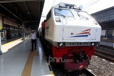 Dua Kereta Bertabrakan di Stasiun Cicalengka Bandung - JPNN.com Jabar