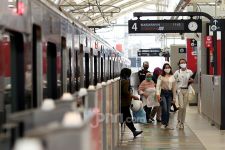 Naik Transjakarta, MRT, dan LRT Gratis Hari Ini - JPNN.com Jakarta