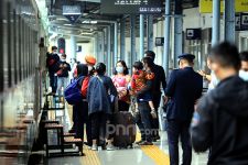 40.700 Pemudik Padati Stasiun Gambir dan Pasar Senen pada Hari Kedua Lebaran - JPNN.com Jabar
