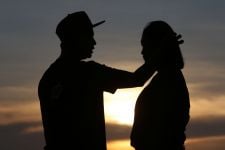 Pria Muda Jatuh Cinta dengan Wanita Lebih Tua, Inilah 7 Alasannya - JPNN.com Jatim