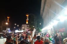 Malam Tahun Baru, Warga Tumpah Ruah di Alun-alun Kota Bandung - JPNN.com Jabar