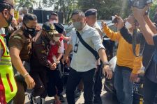 Liat Tampang Herry Wirawan Saat Hadir di Pengadilan Negeri Bandung - JPNN.com Jabar