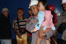 Polda Jabar Bantu Evakuasi Korban Banjir Bandang Garut - JPNN.com Jabar