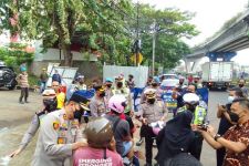 Lihat nih Kelakuan Polisi kepada Pengendara Motor yang Tak Pakai Helm di Pesing - JPNN.com Jakarta