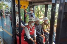 Transportasi Ini Bakal Gantikan Kereta Layang di TMII, Mensesneg Sudah Menjajal - JPNN.com Jakarta