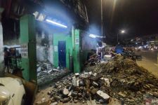 Tembok Toko Roboh, Bruuk! Akses Jalan 300 Kepala Keluarga di Cakung Tertutup - JPNN.com Jakarta